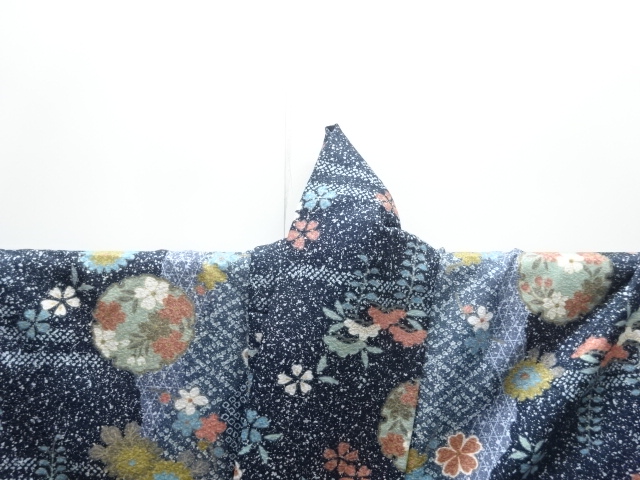  雪輪に草花模様小紋着物